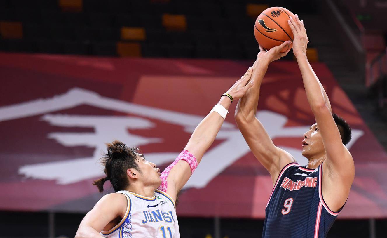 关于AC米兰训练开放日；国际比赛日队长鼓劲引欢呼；CBA季后赛在即；细节决定成败的信息